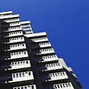 旧金山的高层现代建筑，在清澈蓝天的映衬下，展现了现代建筑的魅力