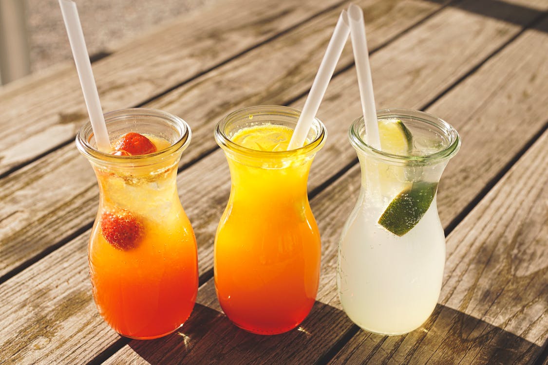 Tres Jugos De Frutas Surtidos En Vasos