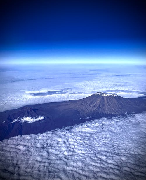 Бесплатное стоковое фото с Аэрофотосъемка, вертикальный выстрел, вулкан