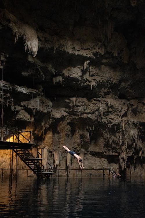 Kostnadsfri bild av eroderade, grotta, hoppning