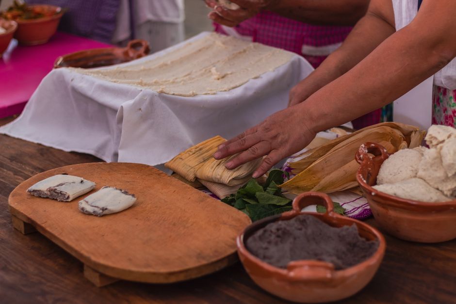 Kolumbiai arepa – töltött kukoricás lepény a Karib-térségből – Arepa dough preparation hands kneading corn masa