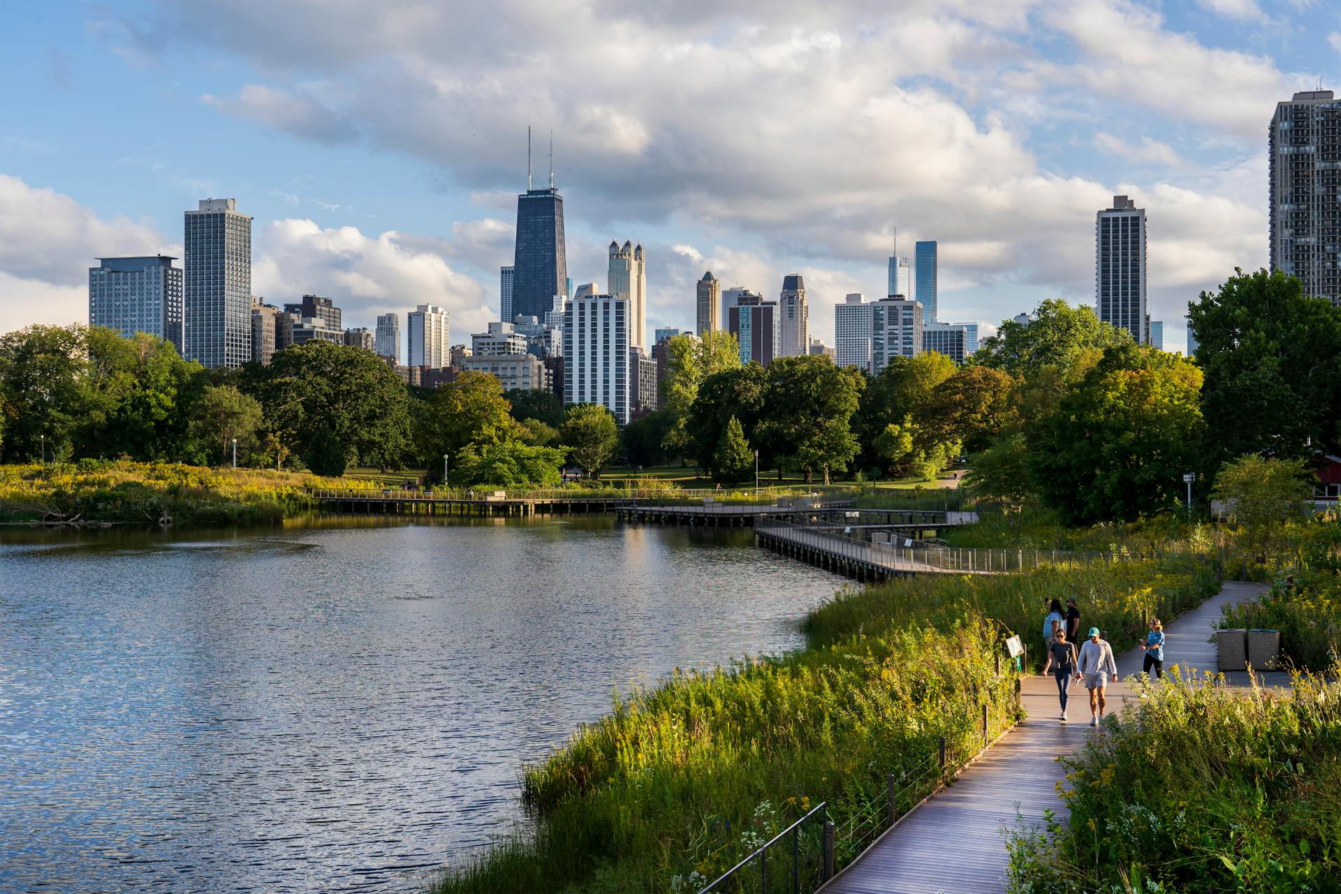 Scenic view of the Chicago skyline and Lincoln Park boardwalk on a sunny day.