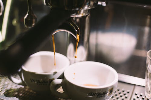 무료 커피로 채우는 두 개의 흰색 세라믹 컵 스톡 사진