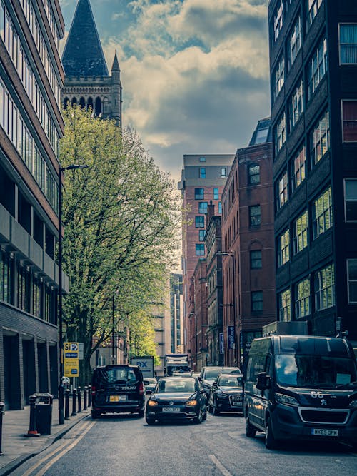 Бесплатное стоковое фото с вертикальный выстрел, город, движущиеся автомобили