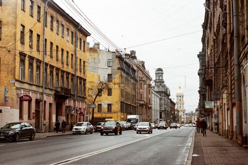 Free Lively city street showcasing historic architecture and bustling traffic. Stock Photo
