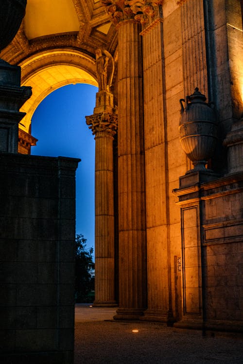 Foto d'estoc gratuïta de columnes, edifici, il·luminat