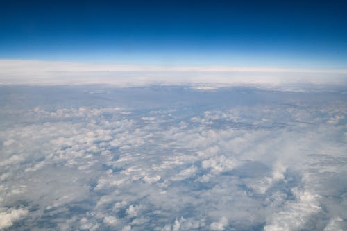 Kostenloses Stock Foto zu blauer himmel, luftaufnahmen, über den wolken