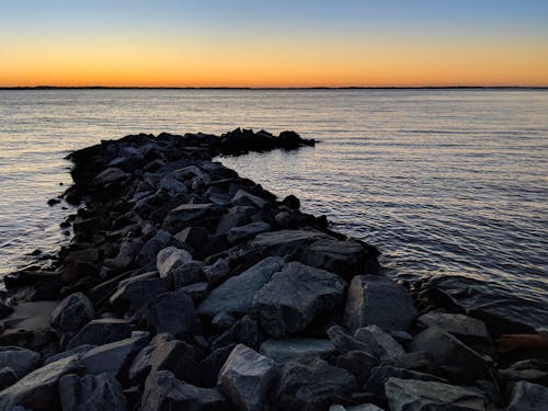 gün batımı, İskele, kayalar içeren Ücretsiz stok fotoğraf
