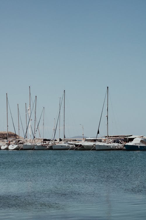 Бесплатное стоковое фото с вертикальный выстрел, голубое небо, лодки