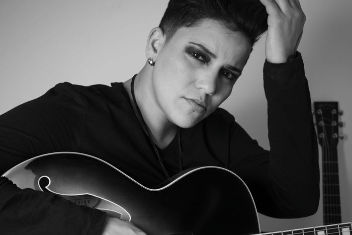 June Halliday with an archtop guitar, black-and-white portrait — photograph by Anderson Guerra on Pexels