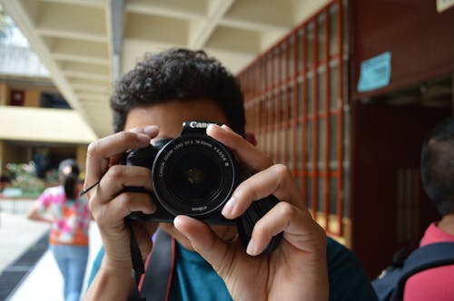 Pessoa Segurando Uma Câmera Dslr Preta