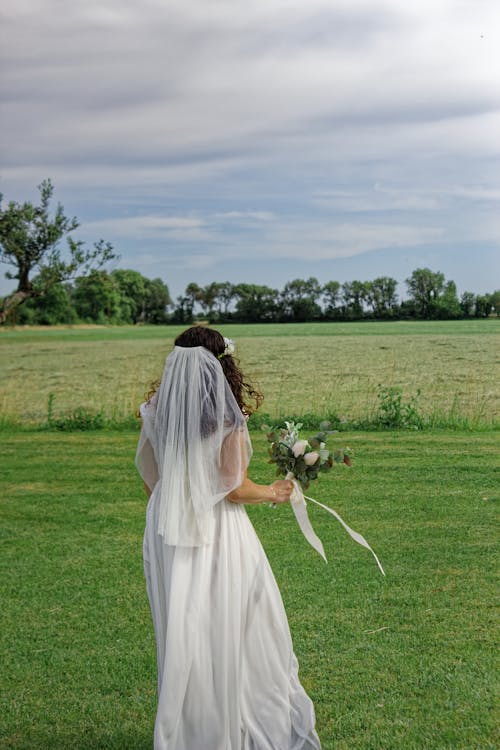 Fotobanka s bezplatnými fotkami na tému biele šaty, nevesta, pohľad zozadu