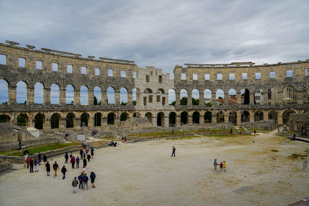 Interiorul Arenei romane din Pula, Croația, cu vizitatori