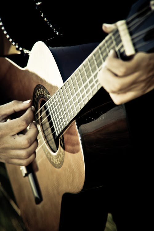 Foto profissional grátis de guitarra clássica, guitarra de caixa, violão