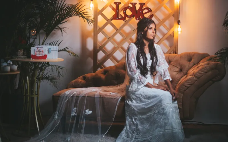 novia con vestido boho mangas farol escote corazón