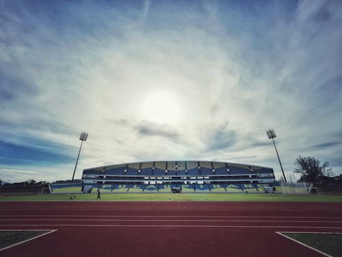 Kostenloses Stock Foto zu batu kawan, blauer himmel, fußballfeld