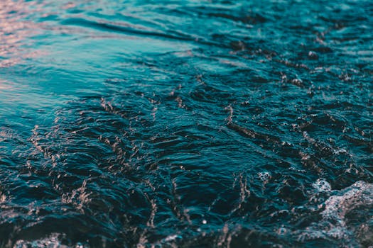 日落时分，宁静的海浪呈现出充满活力的绿松石色，非常适合自然和旅行主题