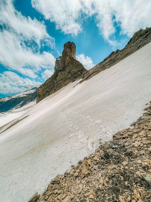 Kostenloses Stock Foto zu abenteuer, blauer himmel, felsiger berg