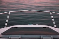 日落时分，宁静的乘船之旅伴随着温柔的海浪，是放松与冒险的缩影