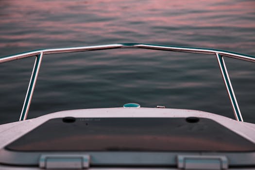 日落时分，宁静的乘船之旅伴随着温柔的海浪，是放松与冒险的缩影