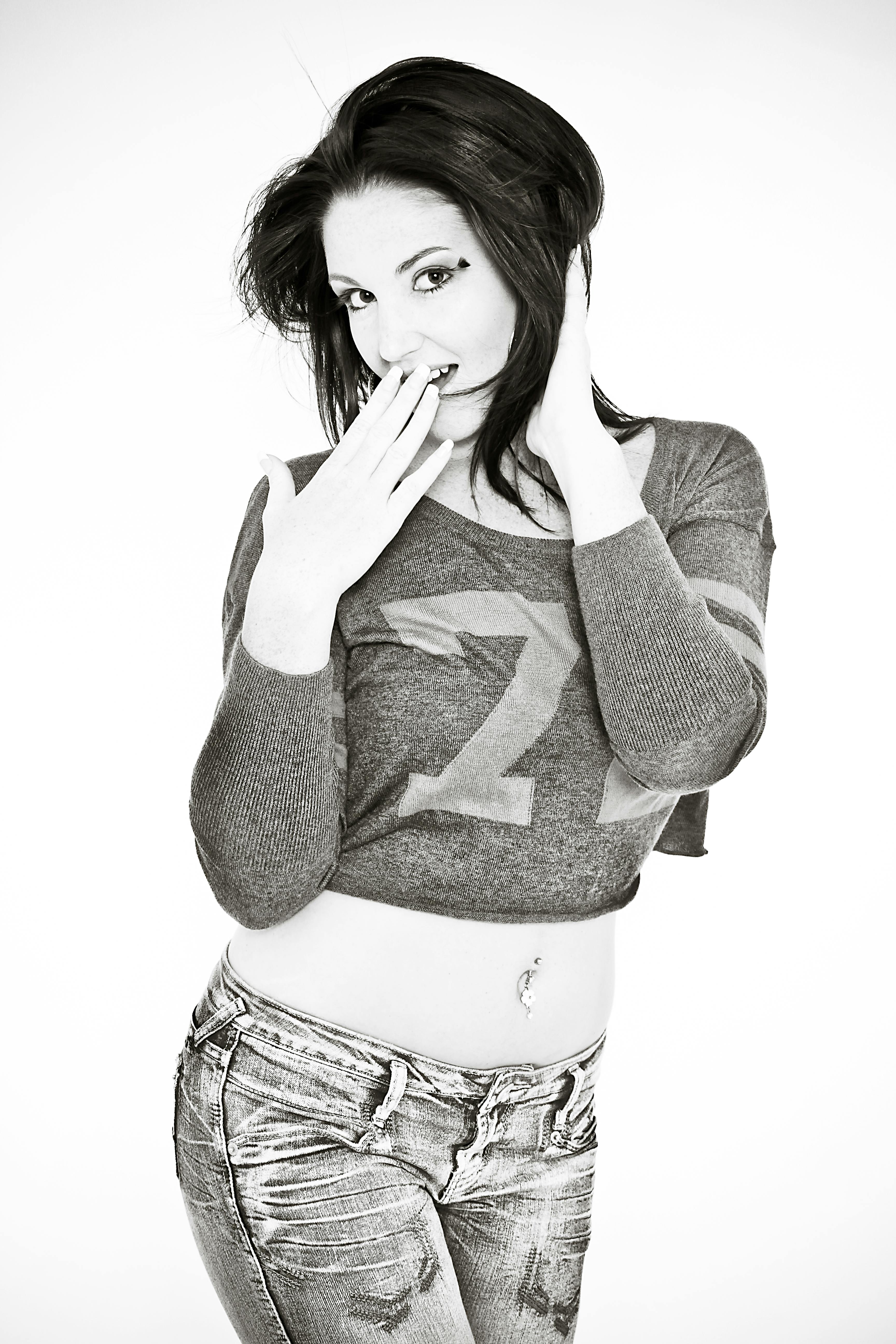 gratis Grijstinten Foto Van Vrouw Aanraken Van Haar Mond Stockfoto