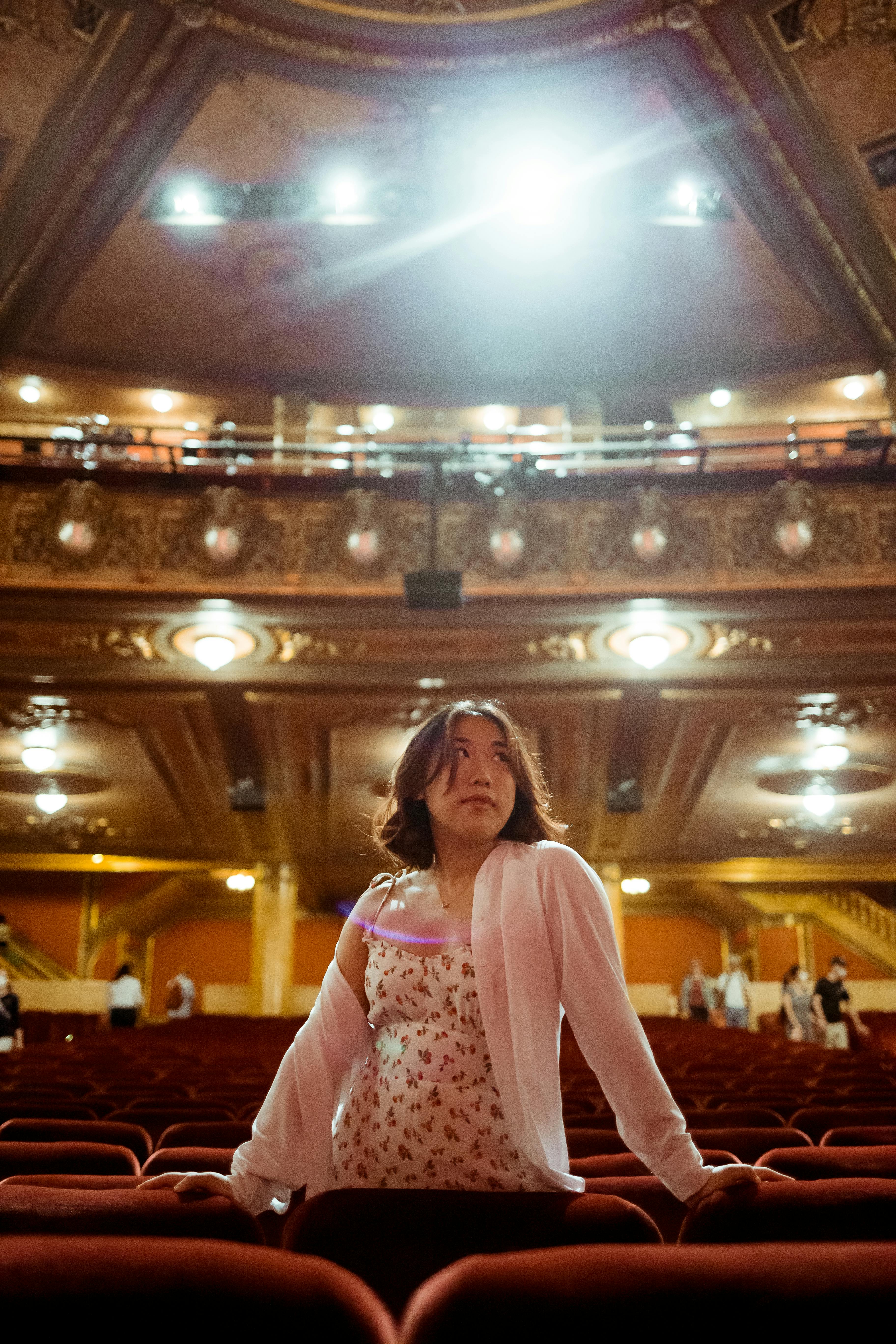 Ücretsiz artistik, Asyalı kadın, avizeler içeren Ücretsiz stok fotoğraf Stok Fotoğraflar