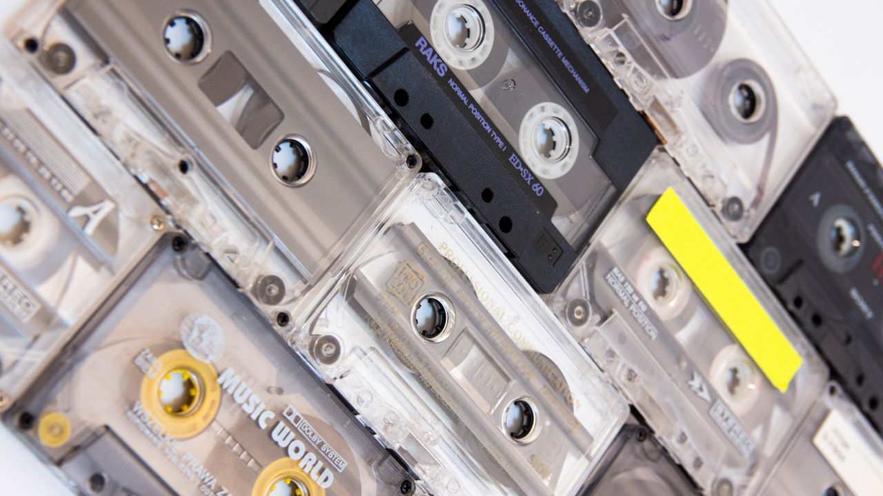 Plusieurs cassettes audio vintage disposées à plat, évocation d'une compilation années 80.