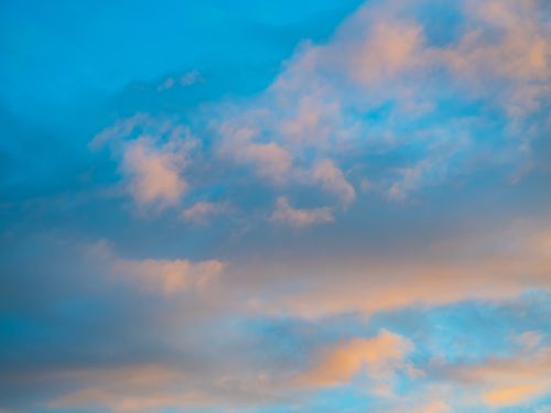Free Beautiful pastel clouds in a serene sky during sunset, perfect for nature wallpapers. Stock Photo