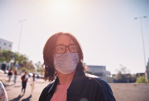 Free A young person with a face mask and glasses outdoors in Tlaquepaque, Mexico, under bright sunlight. Stock Photo