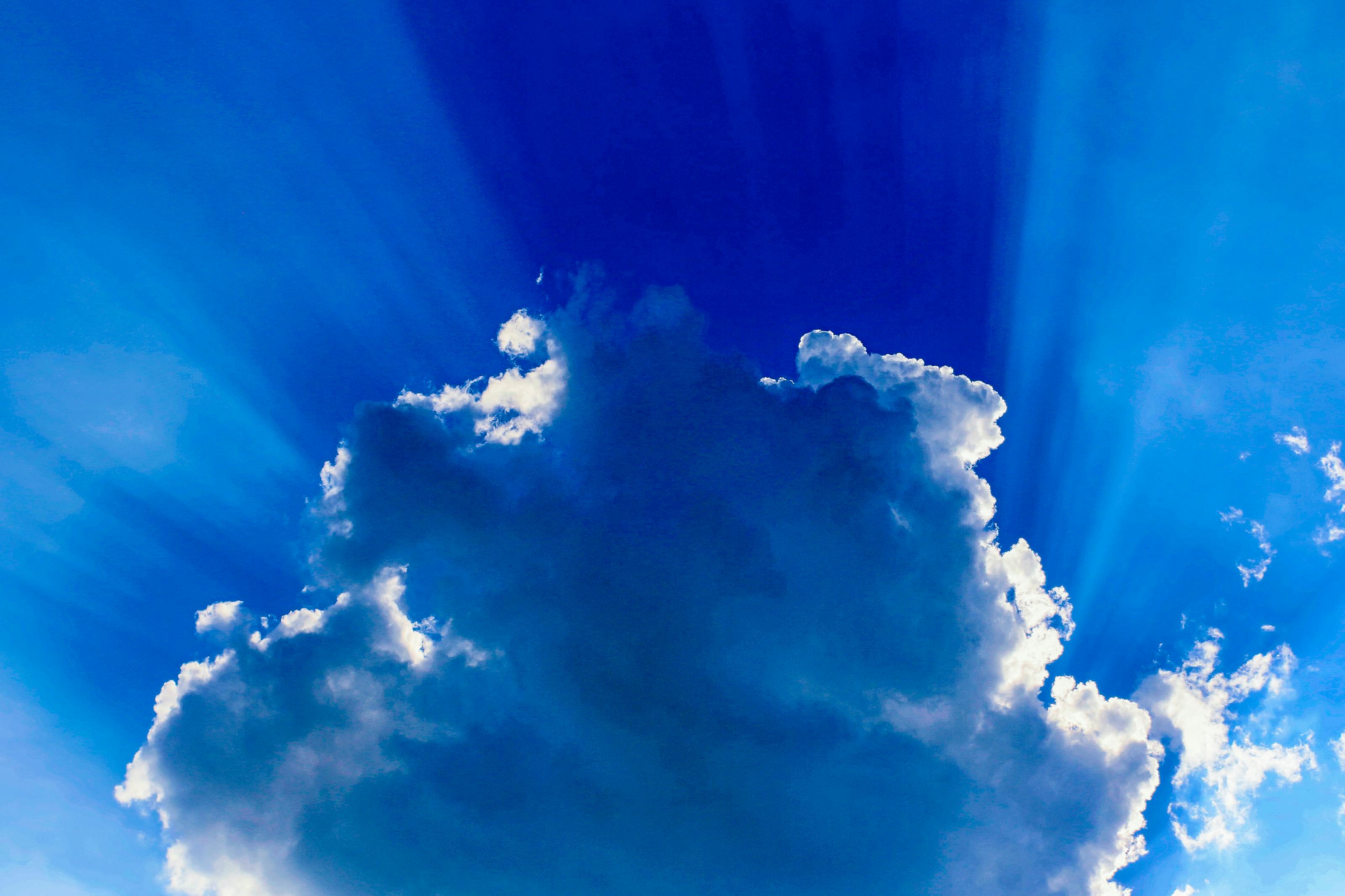 Сине голубой градиент. Почему небо голубое картинки. Голубой фон для фотошопа. Небо. Голубое небо с облаками.