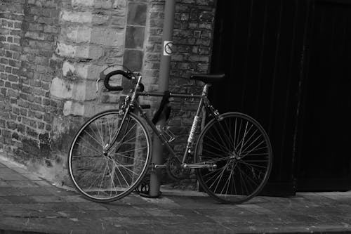 Fotobanka s bezplatnými fotkami na tému bicykel, čierny a biely, exteriéry