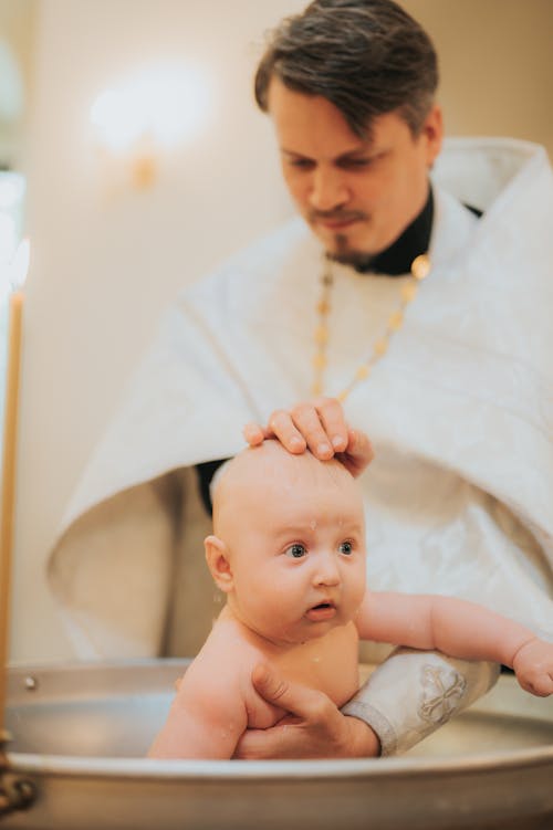 Fotobanka s bezplatnými fotkami na tému bábätko, katolícka viera, kňaz