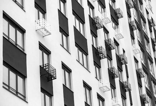 Fotos de stock gratuitas de arquitectura moderna, balcones, blanco y negro