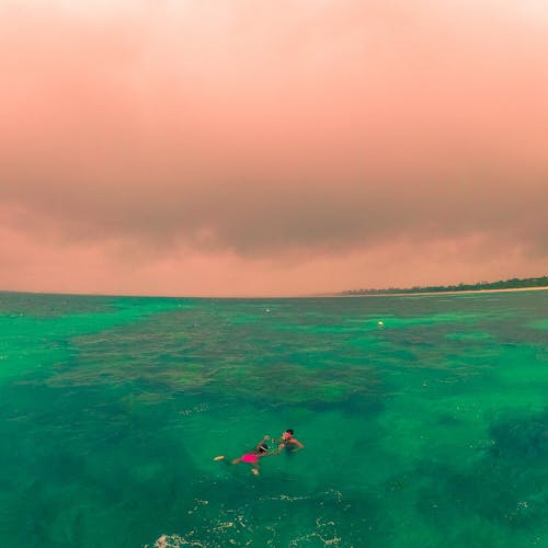 Free Foto profissional grátis de 2 pessoas, acima do mar, água limpa Stock Photo