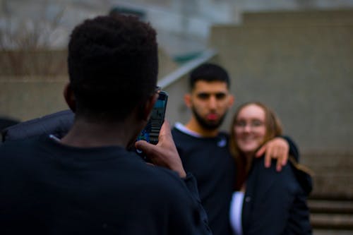 Hombre Tomando Fotos De Pareja