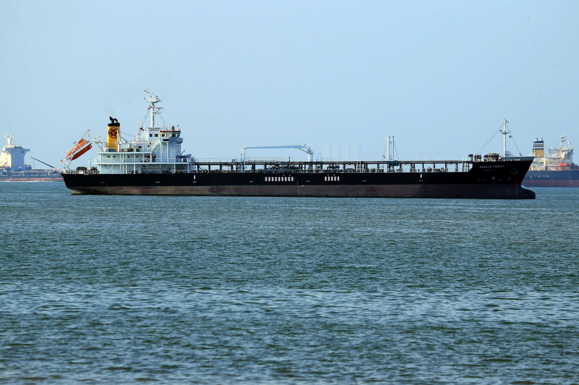 Hormuz Strike Lifts Crude, Gold On Supply Jitters