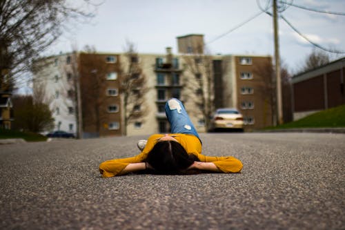 道路に横たわっている女性