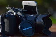 奥林巴斯相机及其配件的特写镜头，非常适合摄影爱好者