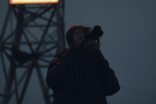 Silhouette Fotografie Des Mannes, Der Dslr Kamera Hält