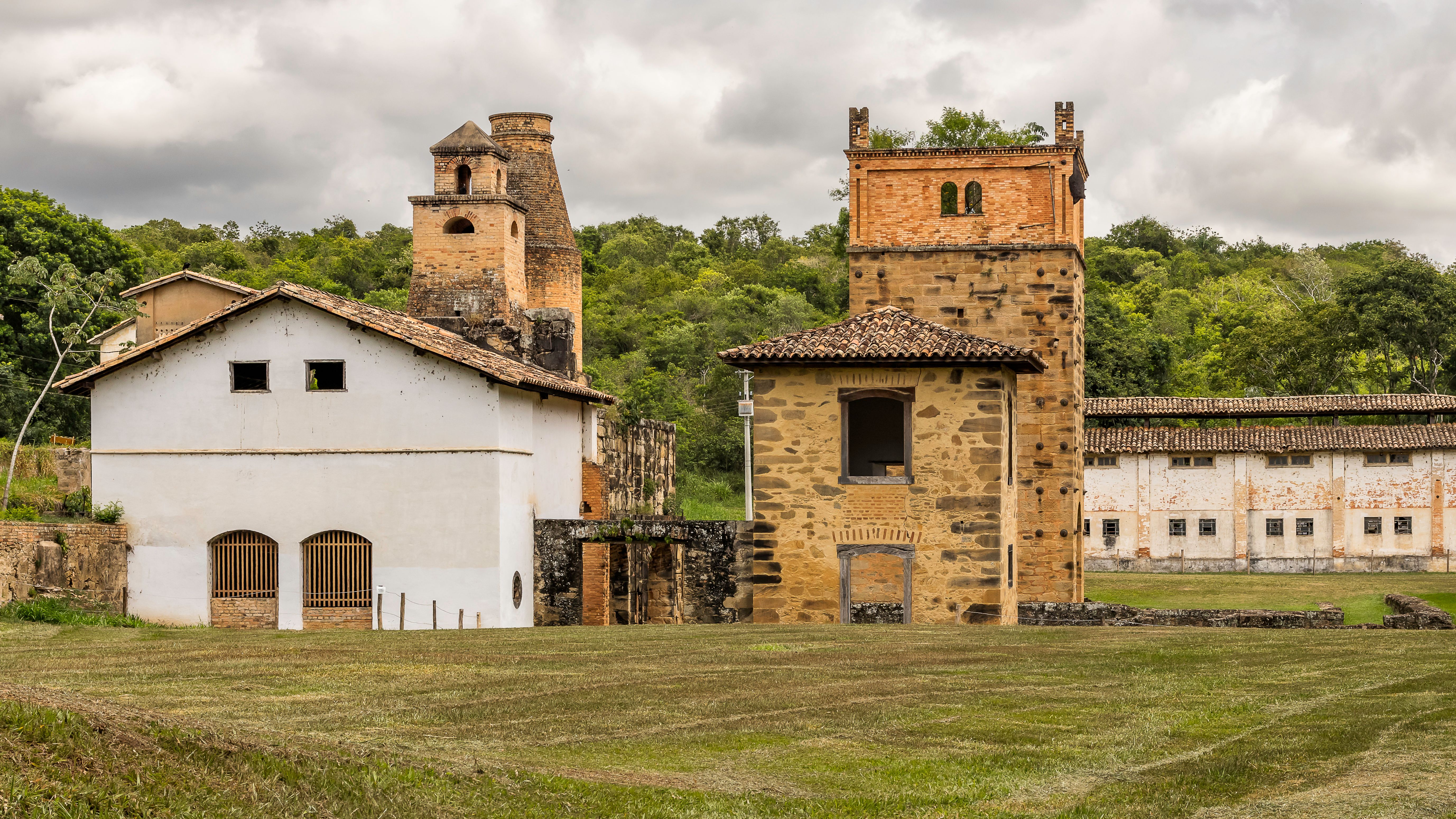 Explore the rustic charm of historical buildings in SP, Brazil's countryside.