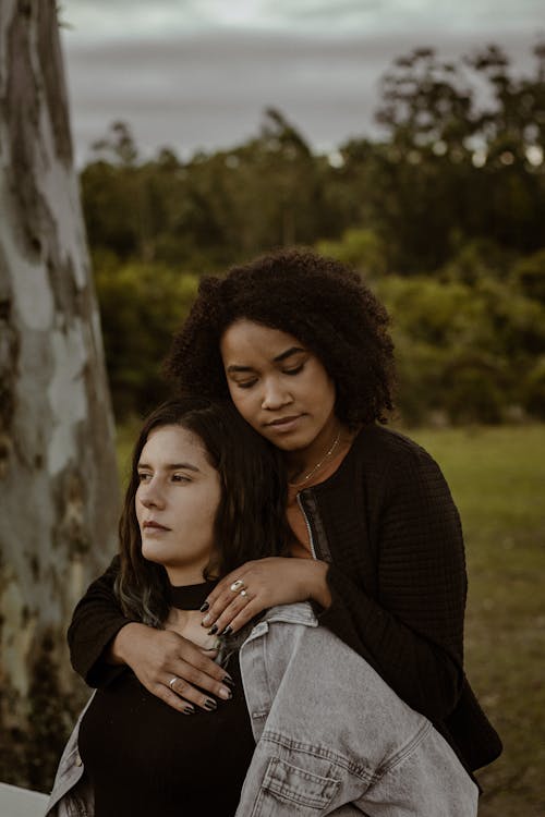 Free A Woman Embracing a Woman From Behind Stock Photo