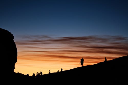 Silhouet Van Mensen Lopen Op De Berg Tijdens Het Gouden Uur