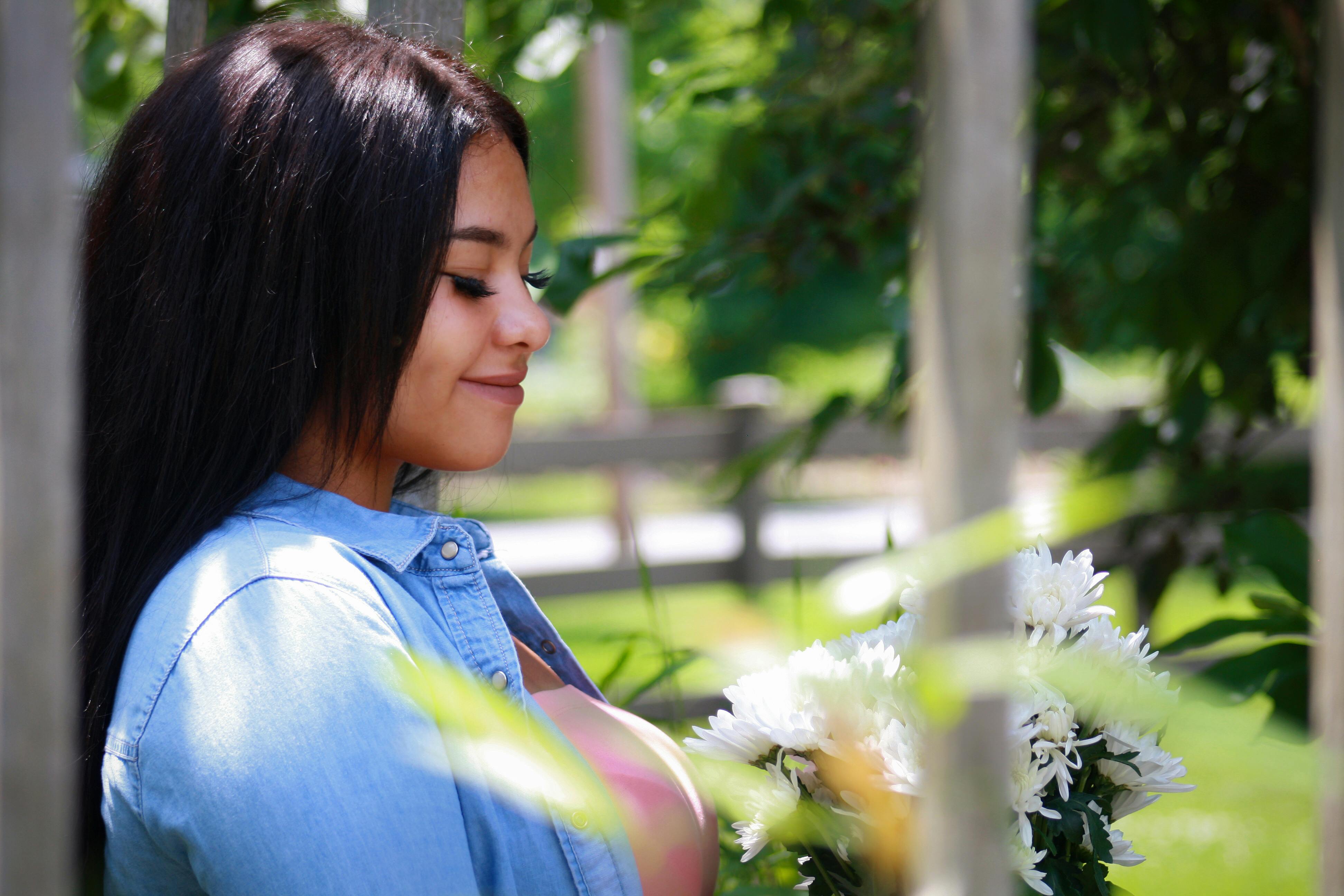 Mulher Com Jaqueta Azul Chambray Segurando Buquê De Flores Brancas