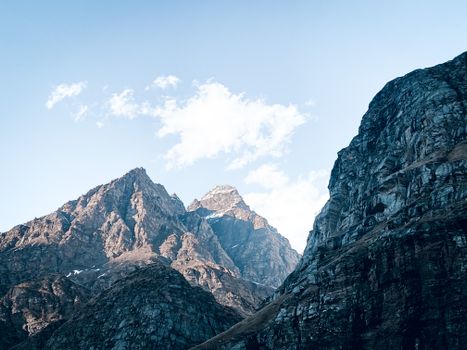 Breathtaking view of rugged mountains and clear sky in Manali, Himachal Pradesh.