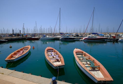 Foto d'estoc gratuïta de a l'aire lliure, barques, ciutat