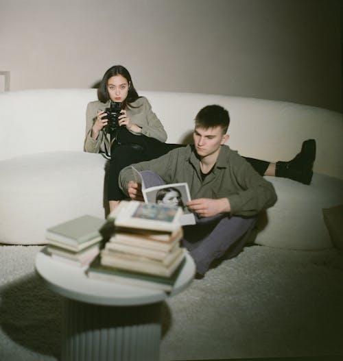 Бесплатное стоковое фото с диван, женщина, камера