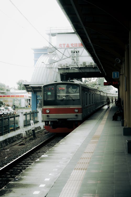 Foto d'estoc gratuïta de andana de l estació de tren, entrenar, estació de ferrocarril