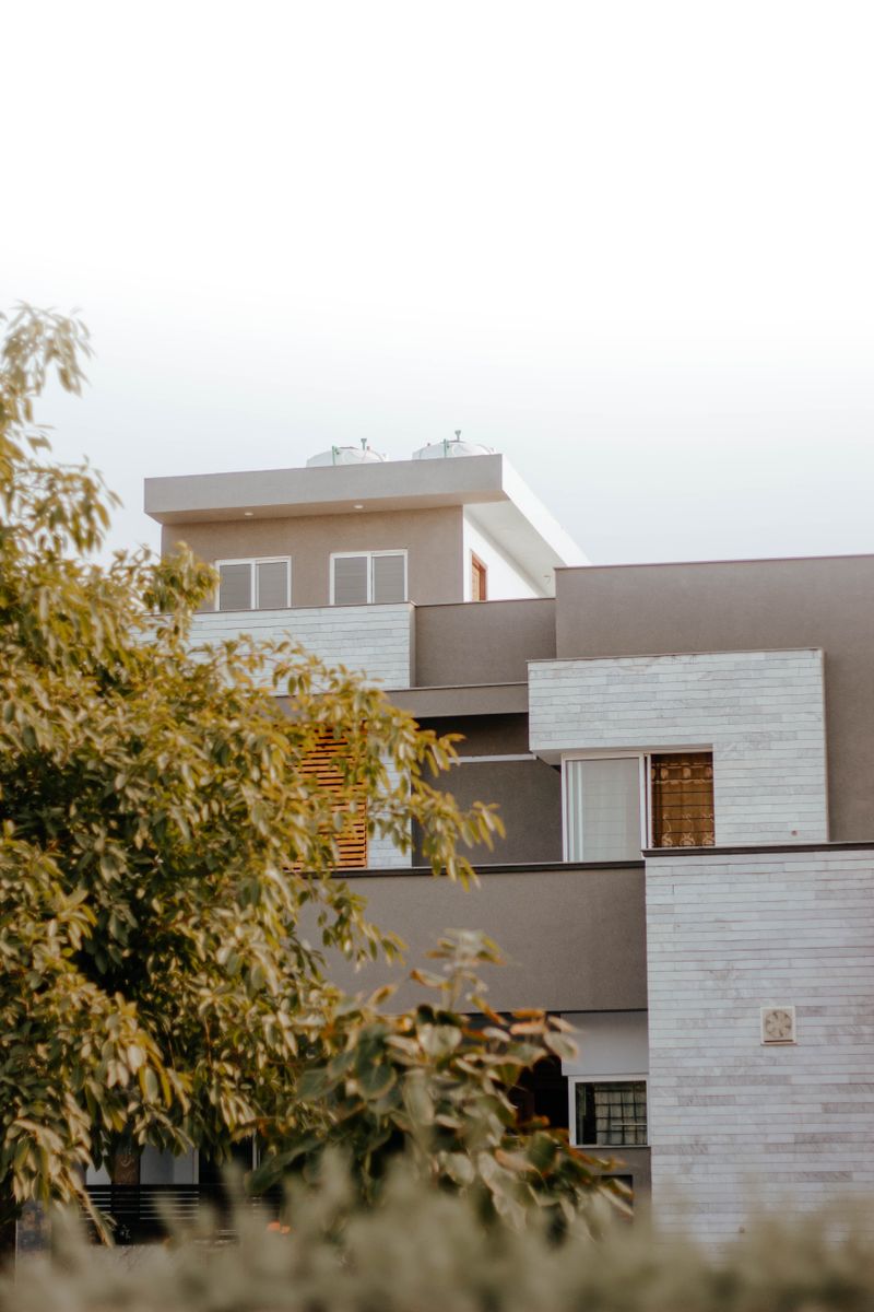 हरियाली के बीच आधुनिक रिहायशी इमारत