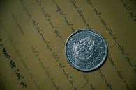 古董银币的特写，放在老式手写文件上