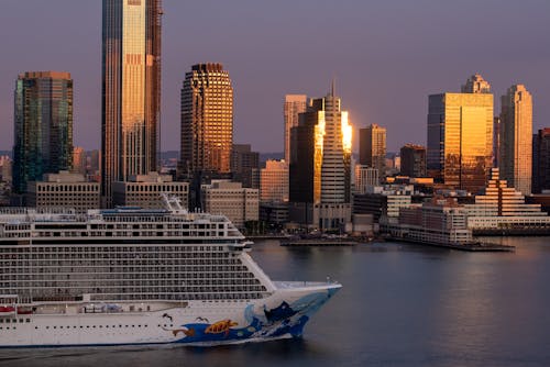 Kostenloses Stock Foto zu gebäude, kreuzfahrtschiff, meer